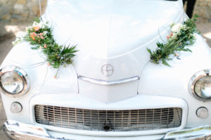 ozdoba auta, girlanda z kwiatów, kwiaty na wesele, kwiaty na ślub