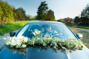 ozdoba auta, girlanda z kwiatów, kwiaty na wesele, kwiaty na ślub