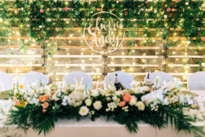 ozdoba stołu, stół pary młodej, kwiaty na wesele, kwiaty na ślub, zielona girlanda