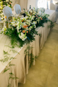 ozdoba stołu, stół pary młodej, kwiaty na wesele, kwiaty na ślub