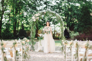 ślub cywilny, bramka z kwiatów, bukiet panny młodej, kwiaty na wesele