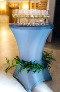 ozdoba stolików, kwiaty na ślub, kwiaty na wesele, szampan