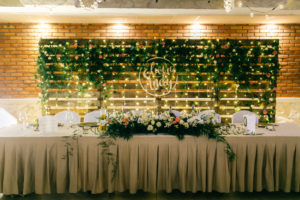 ozdoba stołu, stół pary młodej, kwiaty na wesele, kwiaty na ślub, zielona girlanda