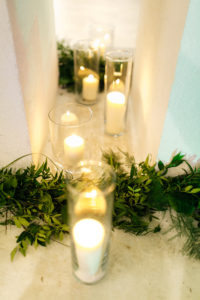 zielona girlanda, świece, kwiaty na ślub, kwiaty na wesele