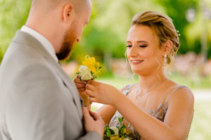 para młoda, kwiaty na wesele, butonierka, kwiaty na ślub