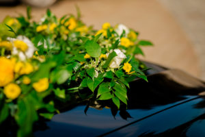 ozdoba auta, girlanda z kwiatów, kwiaty na ślub, kwiaty na wesele