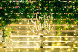 zielona ściana, kwiaty na wesele, kwiaty na ślub, stół pary młodej