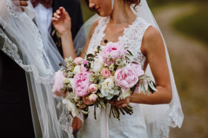 bukiet panny młodej, kwiaty na ślub, kwiaty na wesele, para młoda