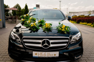 ozdoba auta, girlanda z kwiatów, kwiaty na wesele, kwiaty na ślub