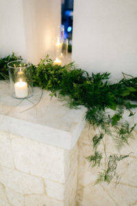 zielona girlanda, świece, kwiaty na wesele, kwiaty na ślub