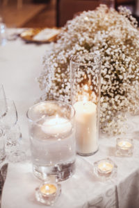 ozdoba stołu, stół pary młodej, kwiaty na wesele, kwiaty na ślub, gipsówka