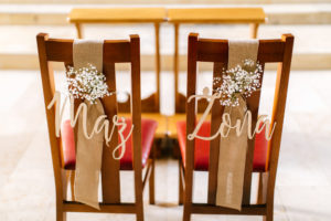 ozdoba kościoła, kwiaty na wesele, kwiaty na ślub, gipsówka, krzesła pary młodej