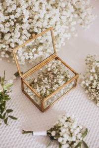 obrączki, kwiaty na wesele, kwiaty na ślub, gipsówka, butonierka