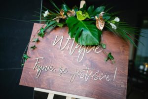 powitalna tabliczka, kwiaty na ślub, kwiaty na wesele, tropikalne wesele