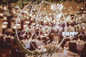 ozdoba stołu, stół pary młodej, kwiaty na wesele, kwiaty na ślub, gipsówka