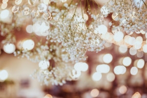 ozdoba stołu, stół pary młodej, kwiaty na wesele, kwiaty na ślub, gipsówka