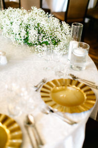 ozdoba stołu, stół pary młodej, kwiaty na wesele, kwiaty na ślub, gipsówka