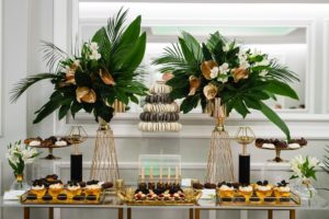 słodki stół, kwiaty na wesele, kwiaty na ślub, tropikalne wesele