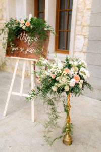 powitalna tabliczka, kwiaty na wesele, kwiaty na ślub, kompozycja wejściowa