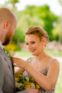 para młoda, kwiaty na wesele, butonierka, kwiaty na ślub